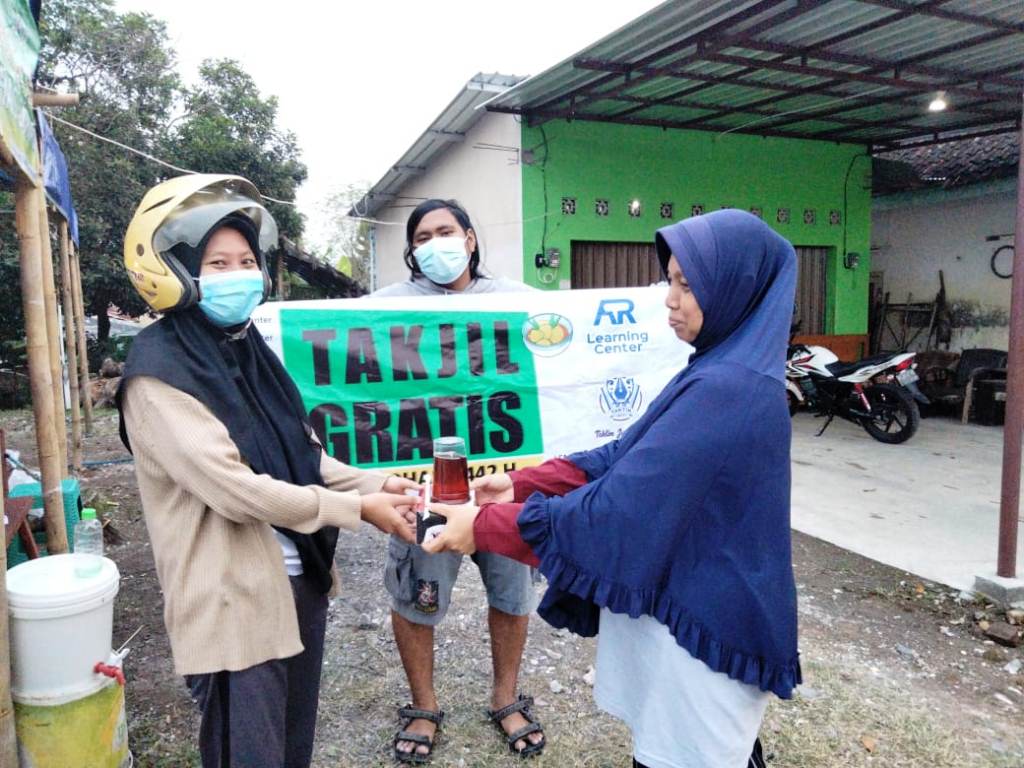 AR Learning Center & Taklim Jurnalistik Berbagi Takjil Gratis