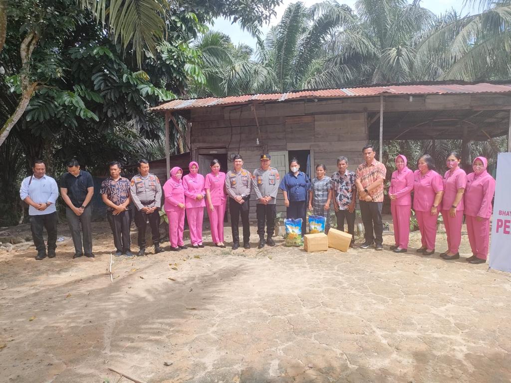 Sambut Perayaan Natal, Kapolres Kuansing Pimpin Bakti Sosial Kepada Masyarakat Kuansing