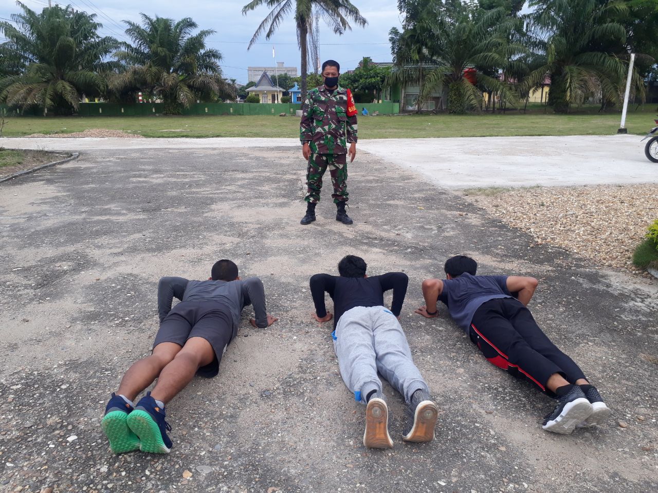 Hindari Kegiatan Menyimpang, Serka Edi Kurniadi Ajak Puluh Remaja Latihan Fisik