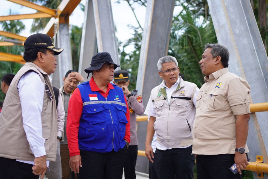 Gubernur Edy Nasution Tinjau Pengerjaan Jembatan Surau Munai Rohul