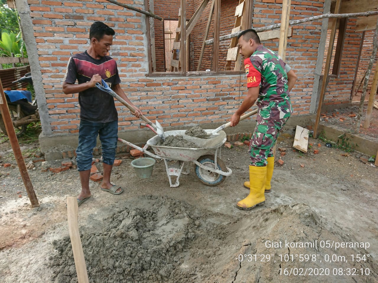 Akhir Pekan Kopda Dian Sambangi Warga Gumanti Bantu Pembangunan Rumah