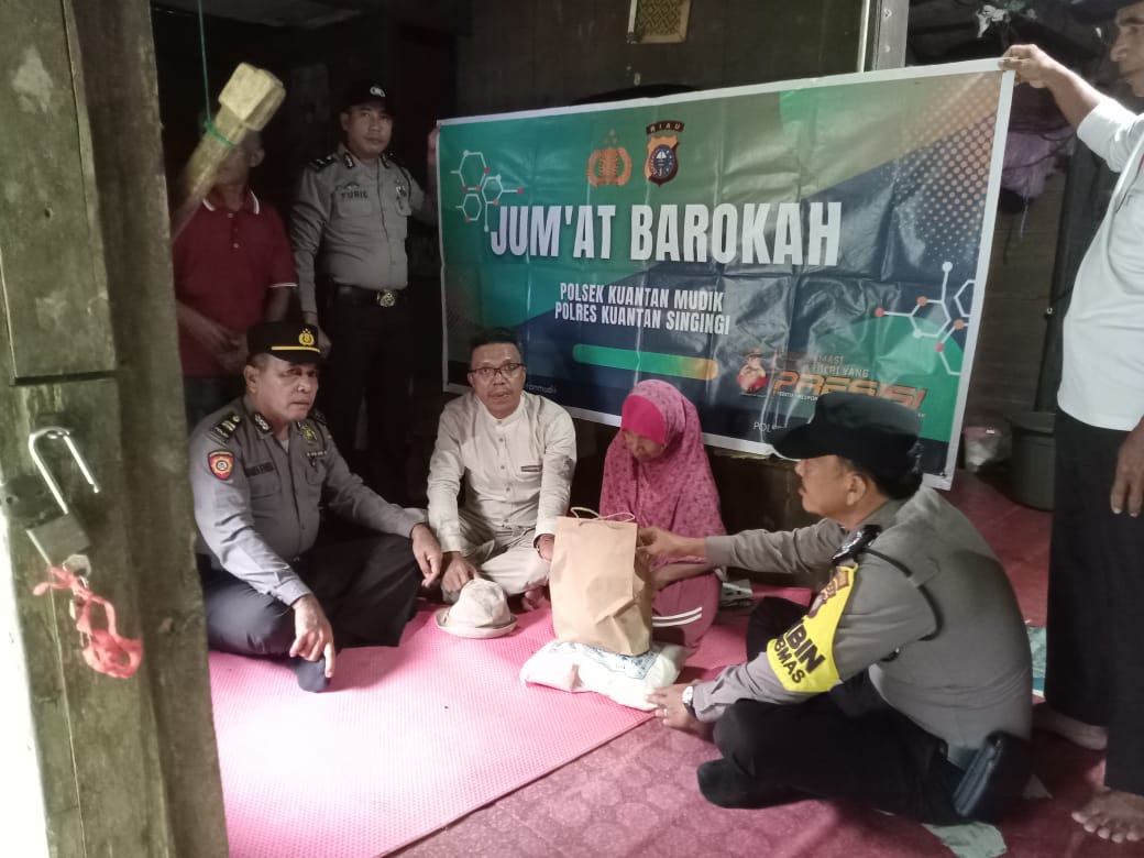 Jumat Barokah Polsek Kuantan Mudik Bantu 2 Orang Lansia Di Desa Teberau Panjang