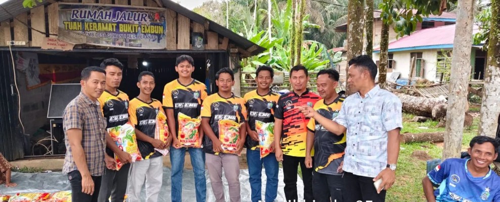 Bentuk Kepedulian, Kades Gumanti dan BPD Salurkan Bantuan ke Atlet dan Pengurus Pacu Jalur