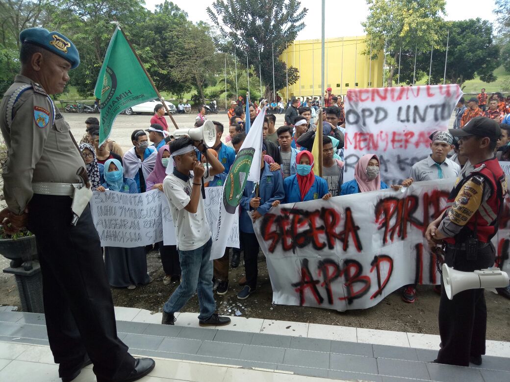 RAPBD Inhu 2018 Tak Kunjung Tuntas, Gedung DPRD Inhu Didatangi Mahasiswa