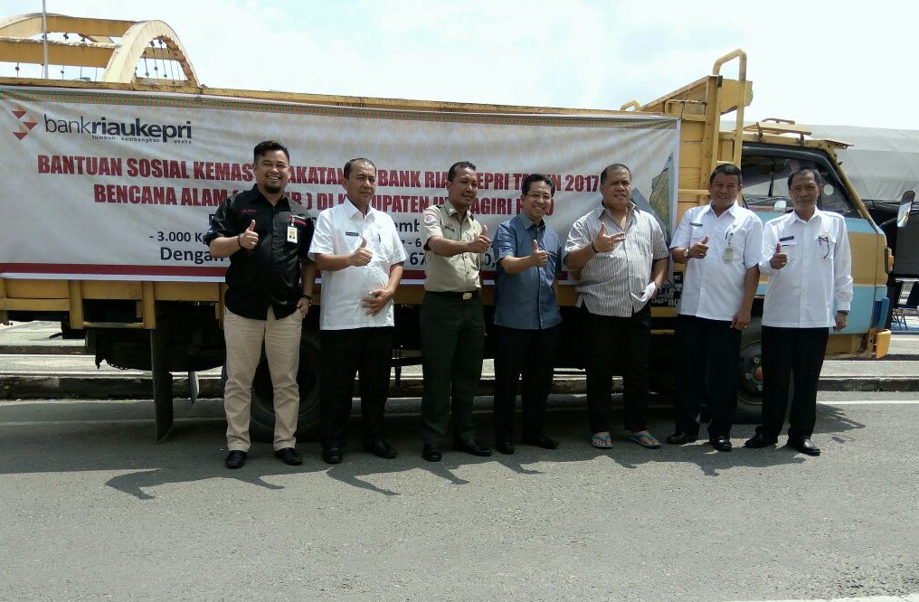 Korban Banjir di Inhu Dibantu Bank Riau Kepri, Ini Tanggapan Bupati Yopi