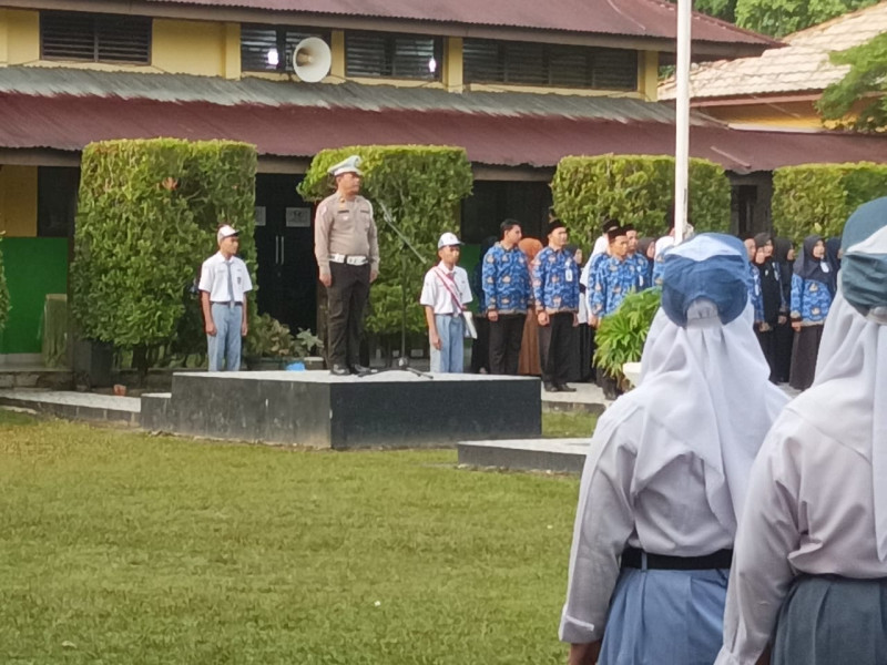 Jadi Pembina Upacara, Kanit Lantas Polsek Rengat Barat Ingatkan Pelajar Tertib Berlalu Lintas
