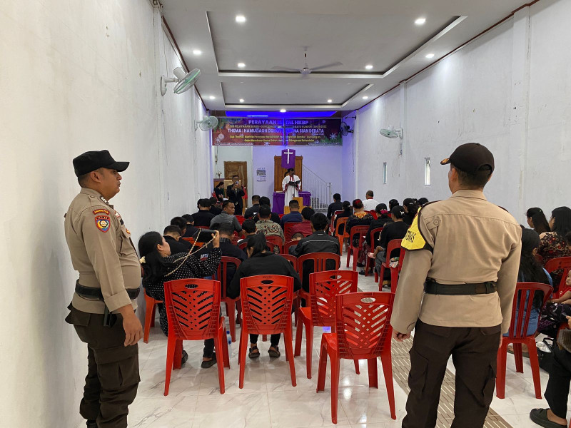 Tingkatkan kekhusukan Jemaat Polsek Kateman lakukan Pengamanan Ibadah Kebaktian Minggu di rumah ibadah HKBP Sungai Guntung