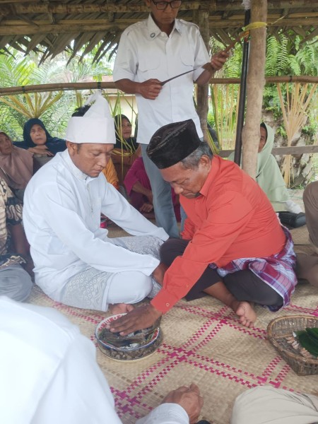 Prosesi Pengukuhan Ketua Adat Batin Muke-muke Pangkalan Kasai Berlangsung Khidmat