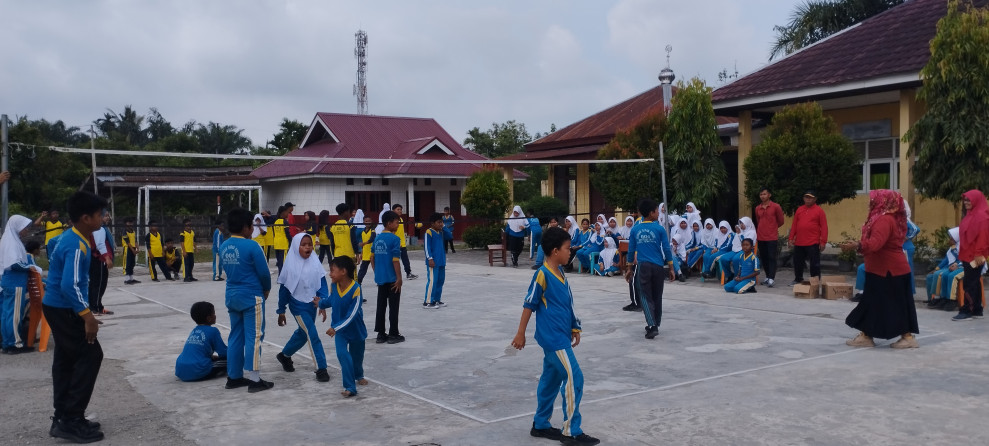 Jalin Silaturahmi Melalui Olahraga, SDN 004 Belilas Latih Tanding Bola Voli dengan SDN 008 Buluh Rampai