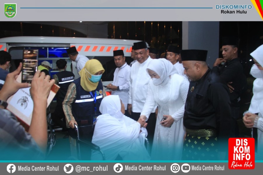 Bupati Anton Sambut Kepulangan 343 Jamaah Haji Rohul Kloter 9 Di Batam