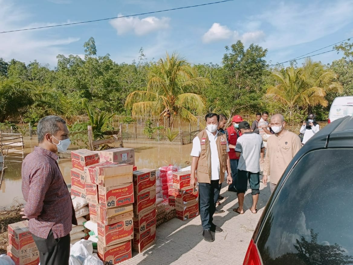 Plt Bupati Kuansing Serahkan Bantuan Banjir Untuk Masyarakat KHS