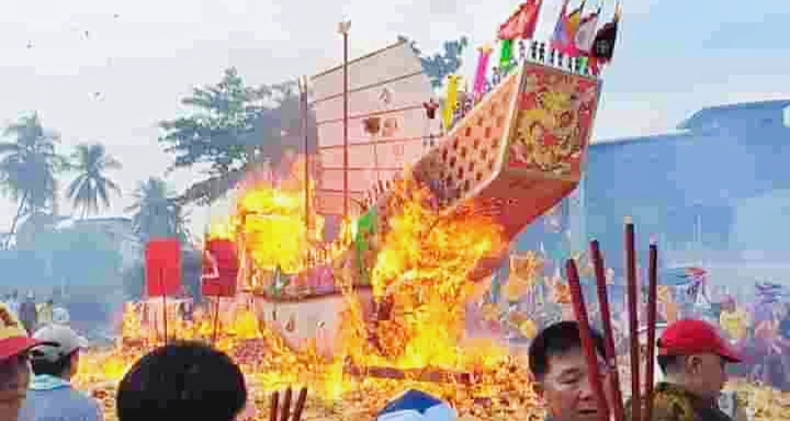 Festival Bakar Tongkang di Rohil, Dua Tiang Layar Kapal Jatuh ke Arah Laut