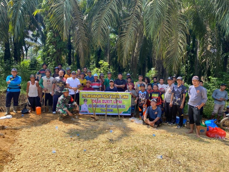 Desa Bukit Lipai Gelar PKTD, 60 Warga Bersihkan Parit Sepanjang 400 Meter