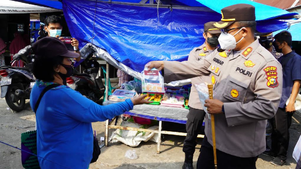 Blusukan di Pasar Pagi Kecamatan Tualang, Kapolres Siak Berikan Hadiah Kepada yang Taat Prokes