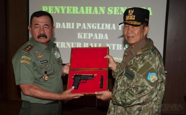 Panglima TNI Bekali Sejumlah Gubernur dengan Senjata Api
