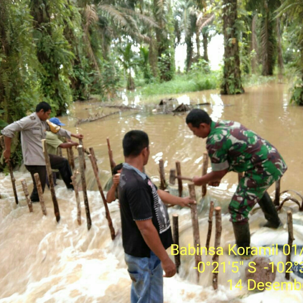 Babinsa Koramil 01/Rengat, Goro Tanggul yang Jebol Akibat Terjangan Air Sungai