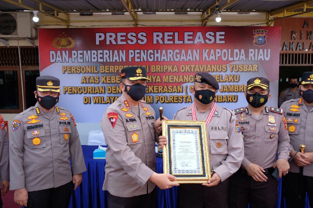 Polisi yang Tabrakkan Motornya ke Motor Jambret di Riau Dapat Piagam dan Rekomendasi Sekolah