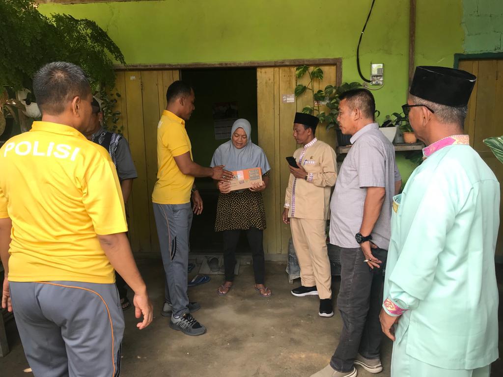 Jumat Barokah, Kapolsek Singingi Dan Personilnya Serta Pemdes Petai Baru Bagikan Paket Sembako Kepada Warga Lansia