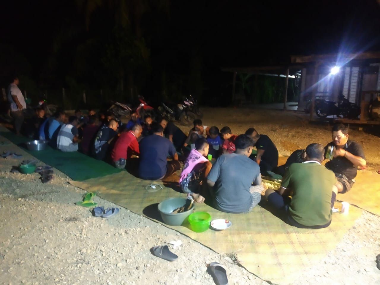 Selesai Program TMMD, Puluhan Warga Kerubung Jaya Makan Malam dengan TNI