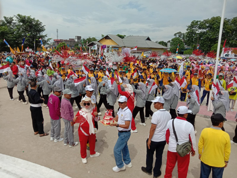 Camat Kateman Lepas Karnaval Meriahkan HUT RI