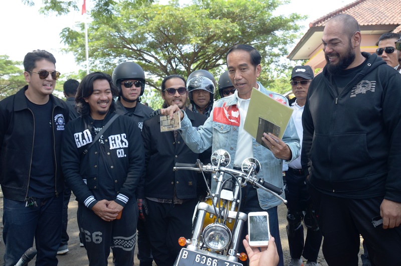 Kendarai Chopperland, Presiden Jokowi Bawa SIM, STNK, dan Pakai Helm