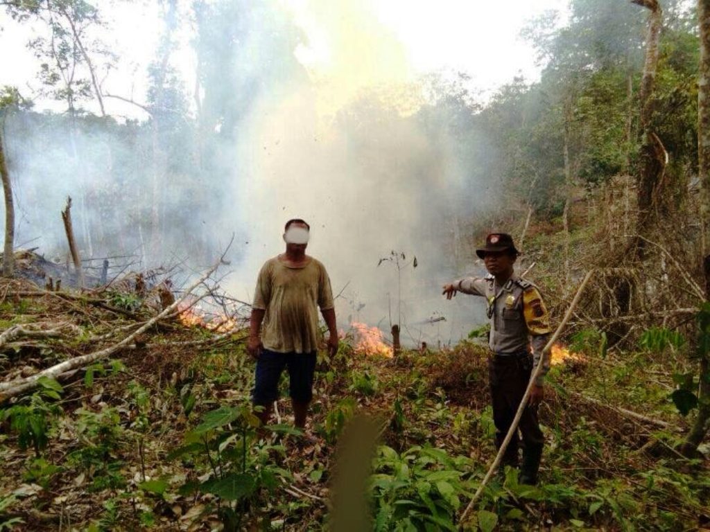 Bersama Tim Patroli, Bhabinkamtibmas Desa Talang Jerinjing Tangkap Warganya Yang Bakar Lahan