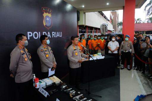 Polda Riau Gulung Sindikat Narkoba, 9 Tersangka dan 7 Pucuk Senpi serta 3 KG Shabu Diamankan