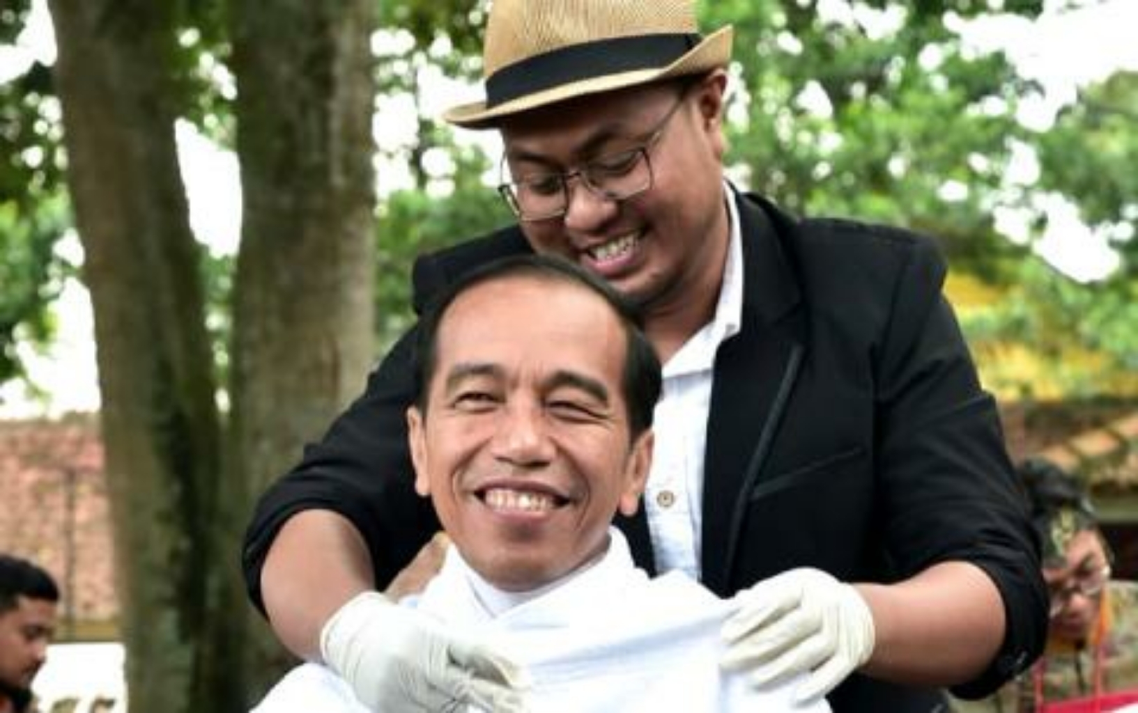 6 Tahun Jadi Langganan Presiden, Tukang Cukur Ini Beber Bayaran yang Diberikan Jokowi Untuknya