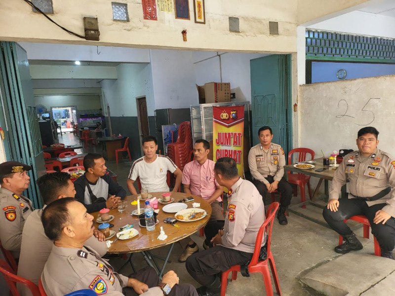 Jaga Sitkamtibmas di Kec. Kateman Kapolsek Pimpin Giat Jumat Curhat Bersama Tokoh Masyarakat