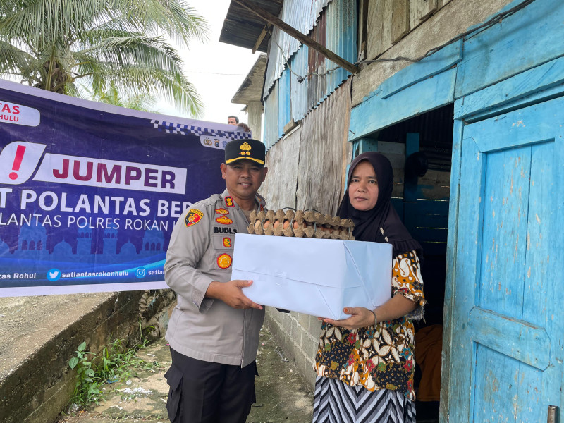 Jumat Berkah, Polres Rohul Bagikan 200 Nasi Kotak & Sembako Kepada Warga