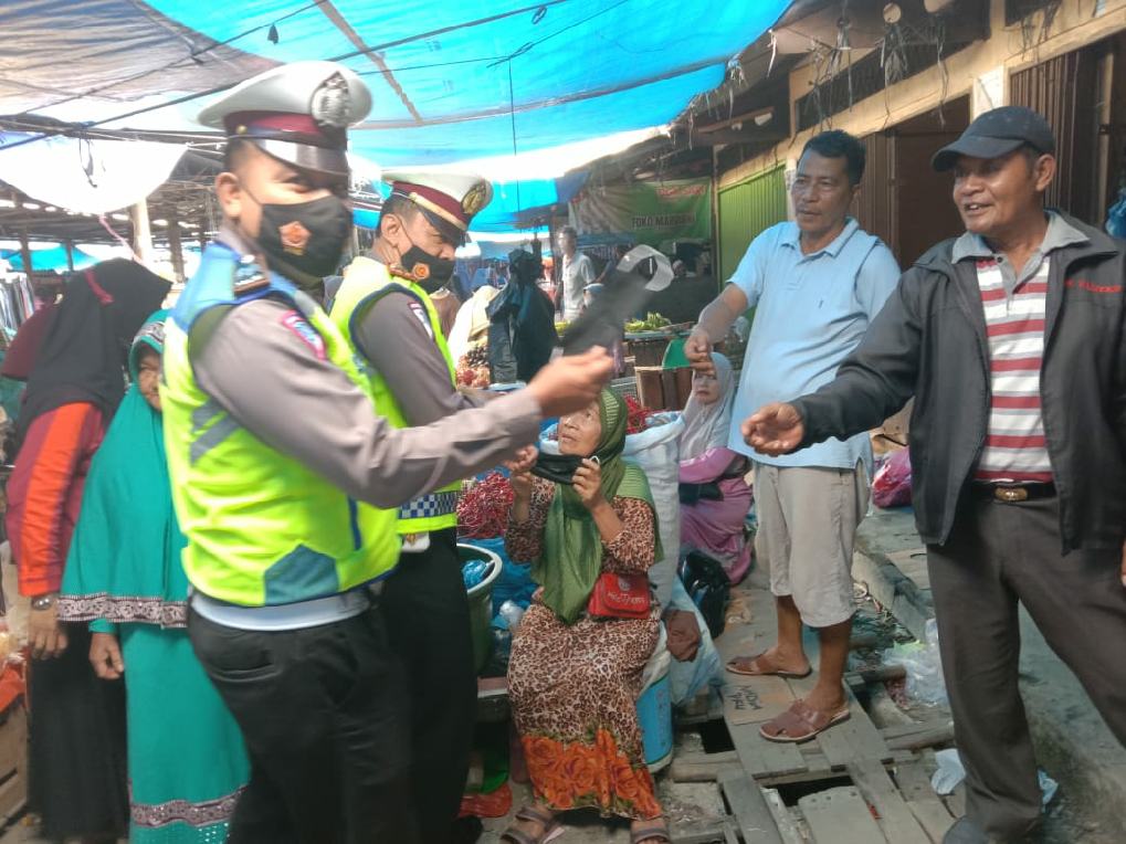Kasat Lantas Polres Kampar Beri Himbauan Prokes dan Bagi Masker di Pasar Air Tiris
