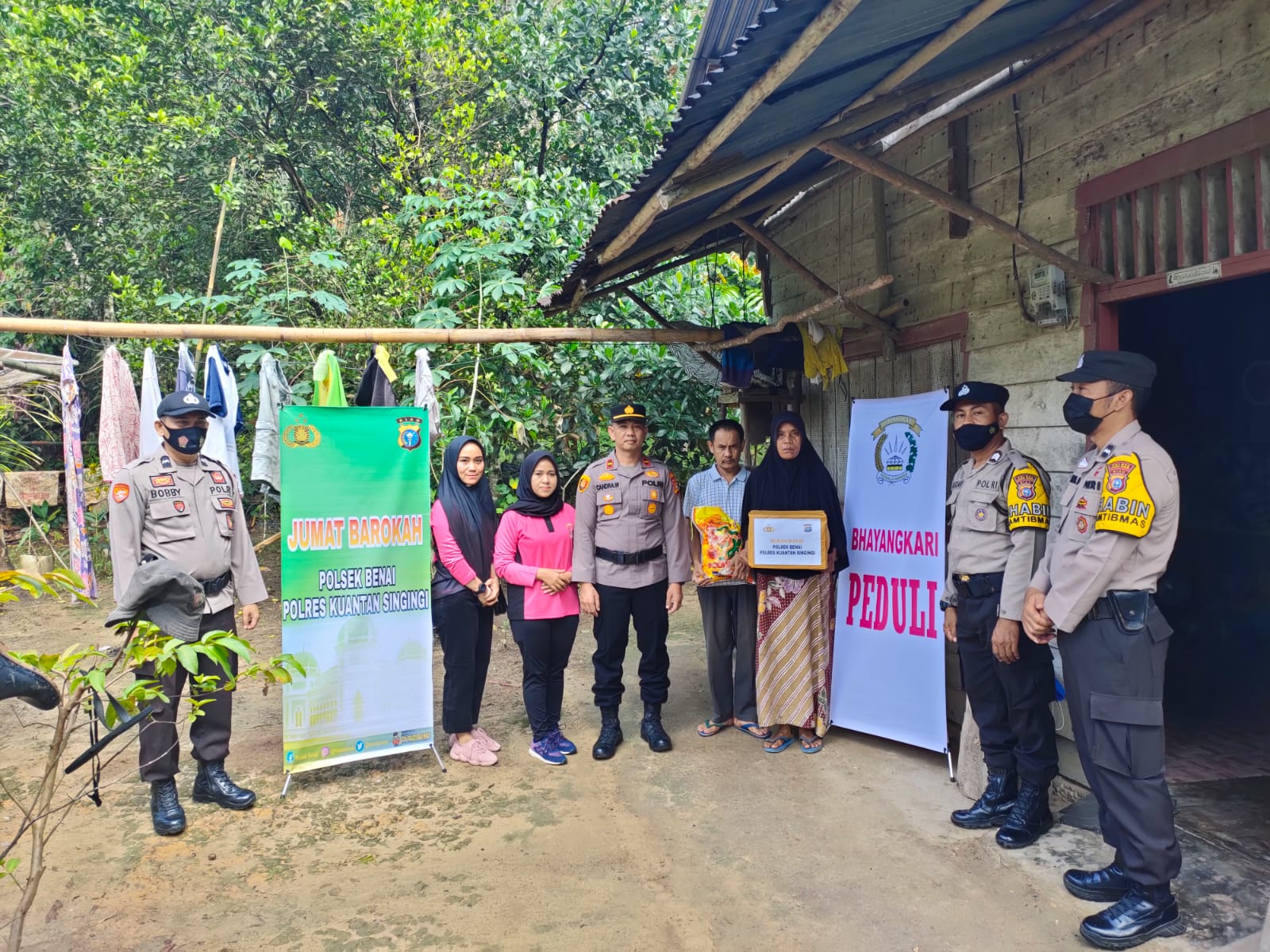Jumat Barokah Polsek Benai dan Bhayangkari Peduli Bagikan Sembako Ke Penyandang Disabilitas