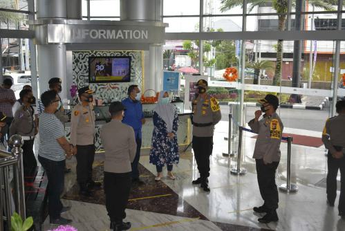 Hari ke-2 Libur Nasional, Kapolresta Pekanbaru Kembali Kunjungi Pusat Perbelanjaan di Kota Pekanbaru