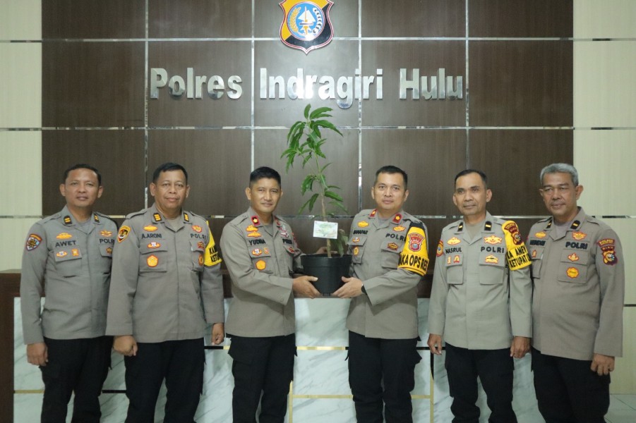 Kapolres Indragiri Hulu, Memberikan Bibit Pohon kepada Personel Berulang Tahun