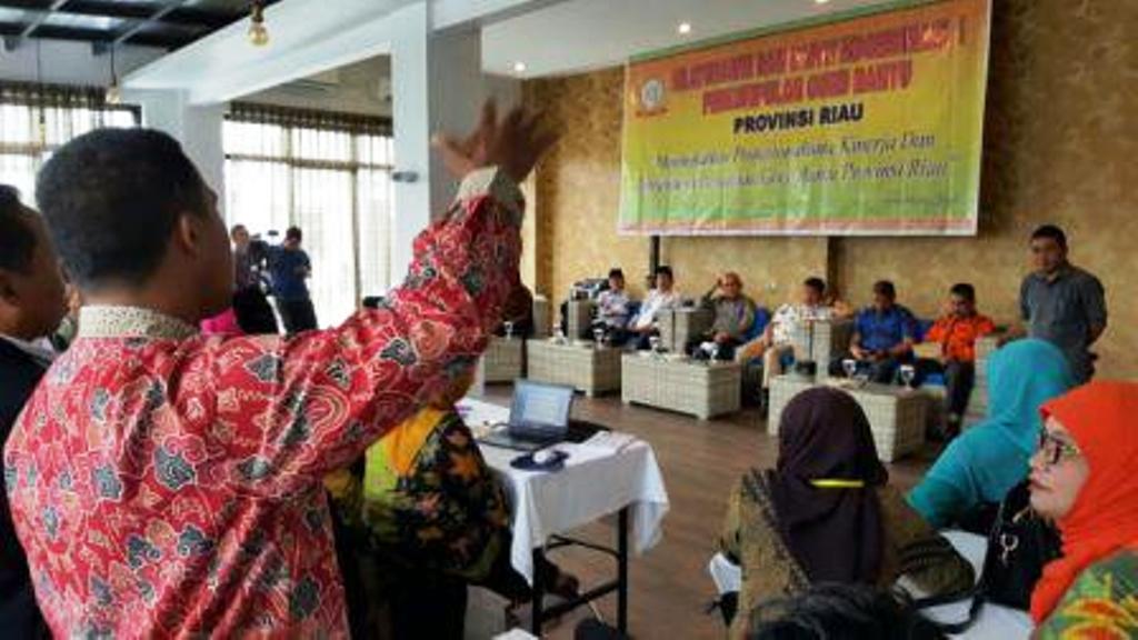 Guru Bantu Adukan Nasibnya ke Gubernur Riau