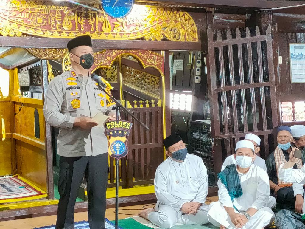 Kunjungi Masjid Jami' Air Tiris, Kapolda Riau Ikuti Khotmil Qur'an dan Berikan Bantuan