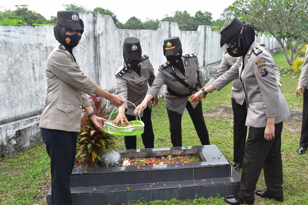 Peringati Hari Jadi Ke-75, Puluhan Polwan Polres Inhu Upacara Ziarah ke TMP