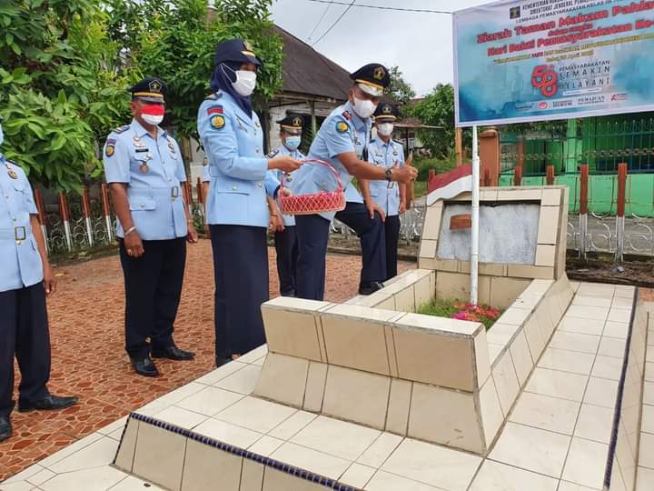 Kalapas Kuansing Ziarah ke Makam Pahlawan KH Umar Usman Taluk Kuantan