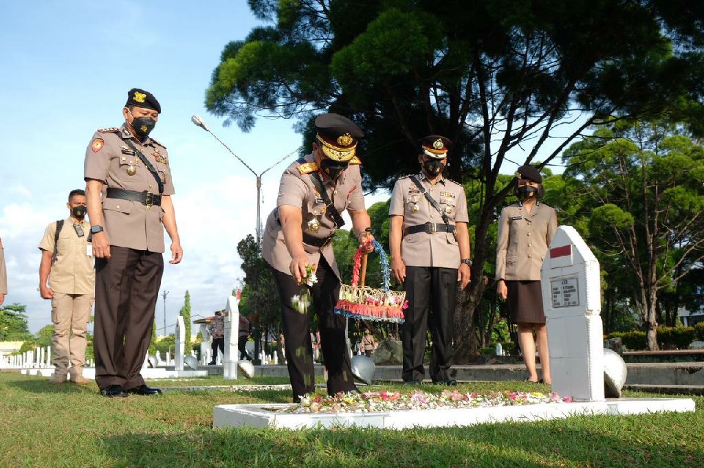 Kapolda Riau Pimpin Ziarah dan Tabur Bunga di TMP Jelang Hari Bhayangkara ke-75