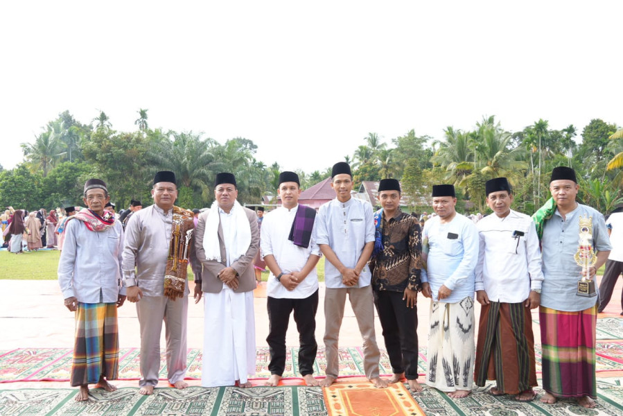 Warga Koto Simandolak Terkejut, Plt Bupati Sholat Id di Lapangan PESSI