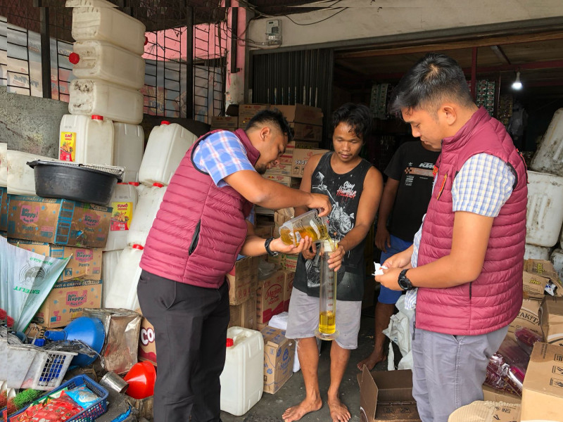 Sat Reskrim Polres Rohul Lakukan Pengawasan Harga Dan Volume Minyak Merek KITA Di Sejumlah Toko