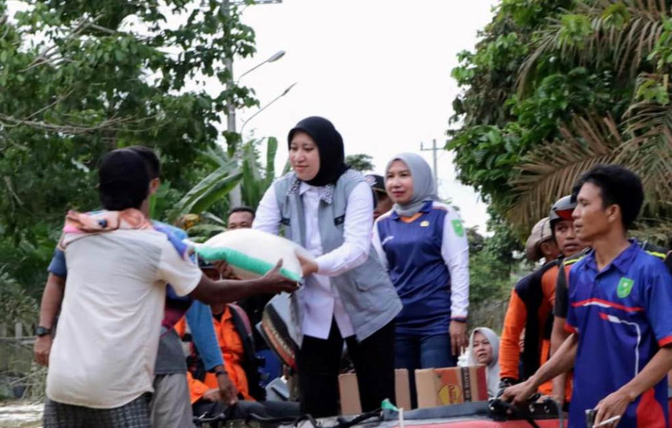 Bupati Rezita Salurkan Bantuan Sembako untuk Korban Banjir