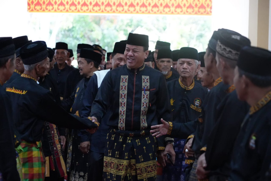 Usai Lantik Pengurus LAN Se-Kuansing. Suhardiman Minta Tegakkan Aturan Adat Sesuai Dengan Kearifan Lokal.