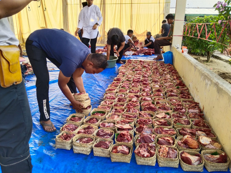 Kurangi Sampah Plastik, Polres Inhu Bagikan Daging Kurban Gunakan Besek
