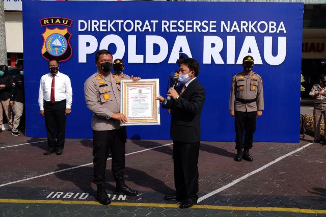 Kapolda Riau Terima “Trust Award” dari Lemkapi Sebagai Polda Terbaik Tangani Sindikat Narkoba