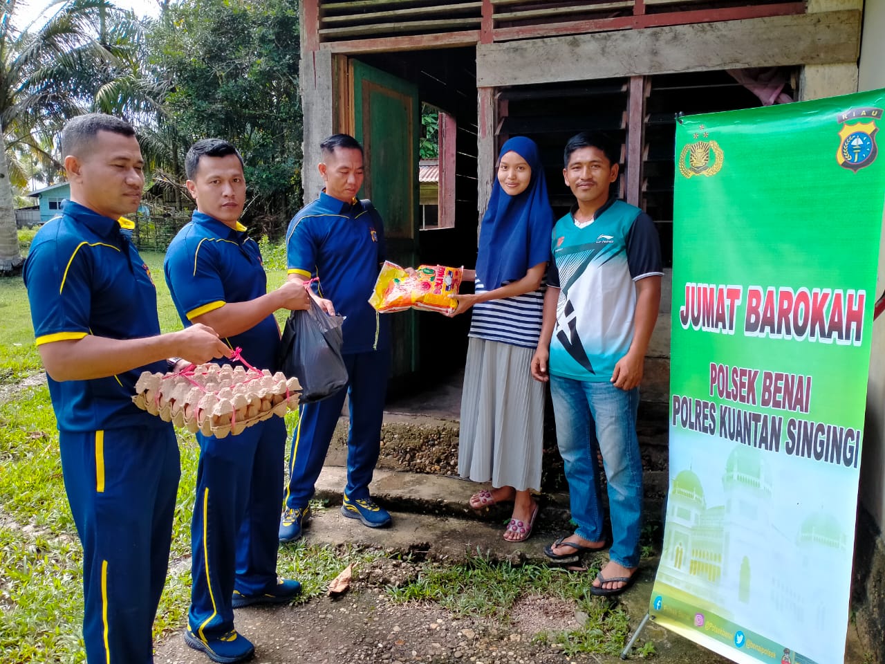 Jumat Barokah, Kapolsek Benai Bagikan Sembako Kepada Masyarakat Kurang Mampu