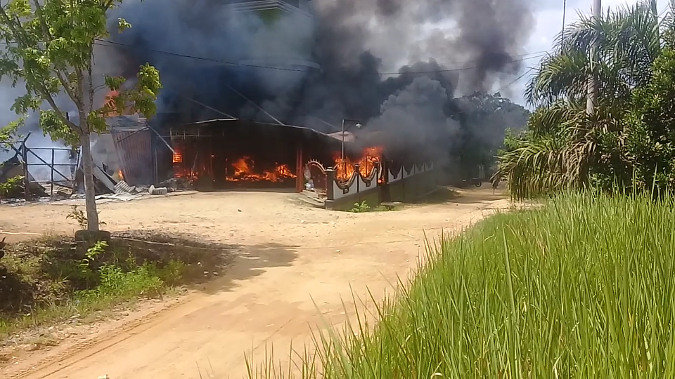 Siang Hari Kebakaran Dasyat Terjadi di Desa Bukit Lipai, Inhu