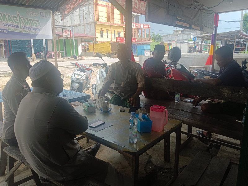 Bhabinkamtibmas Polsek Keritang Sambangi Tokoh Masyarakat Bawa Pesan Kamtibmas