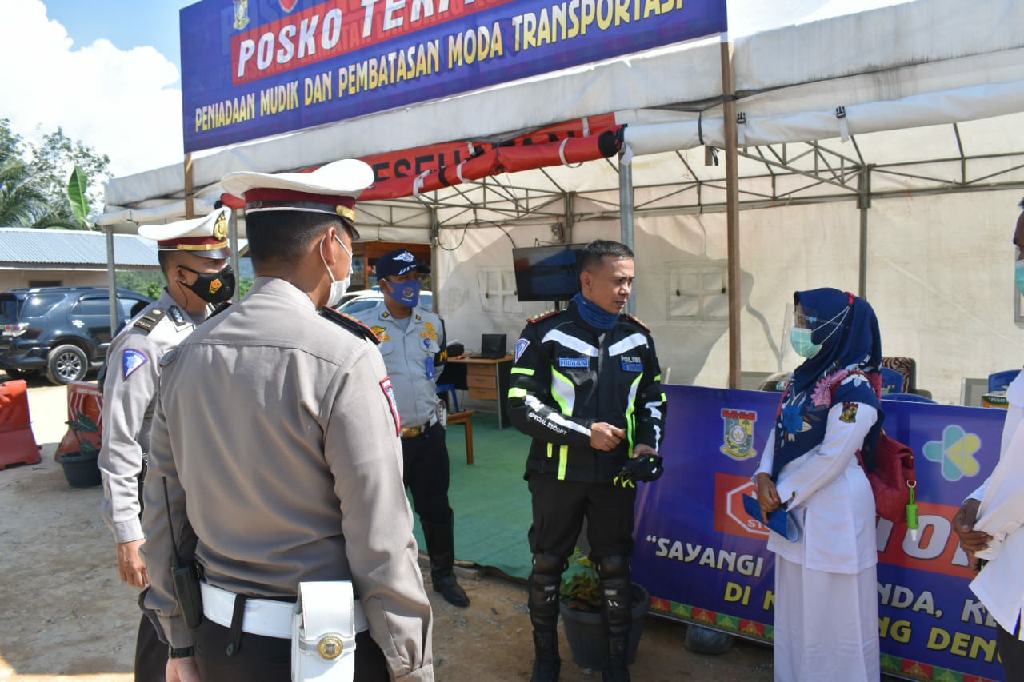 Dirlantas Polda Riau Tinjau Posko Terpadu Peniadaan Mudik di Wilayah Kampar 