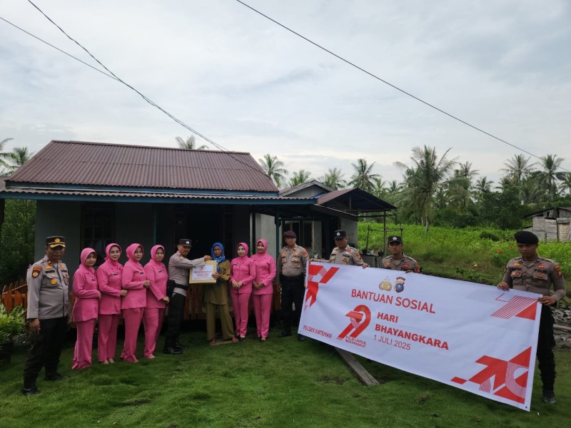 Polsek Kateman Salurkan 25 Paket Sembako di Parit 5, Wujud Kepedulian Polri Presisi Sambut Hari Bhayangkara ke-79